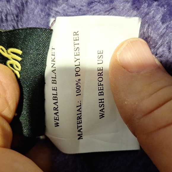 L Yescool purple like new long sleeve wearable blanket. One size - Picture 4 of 4